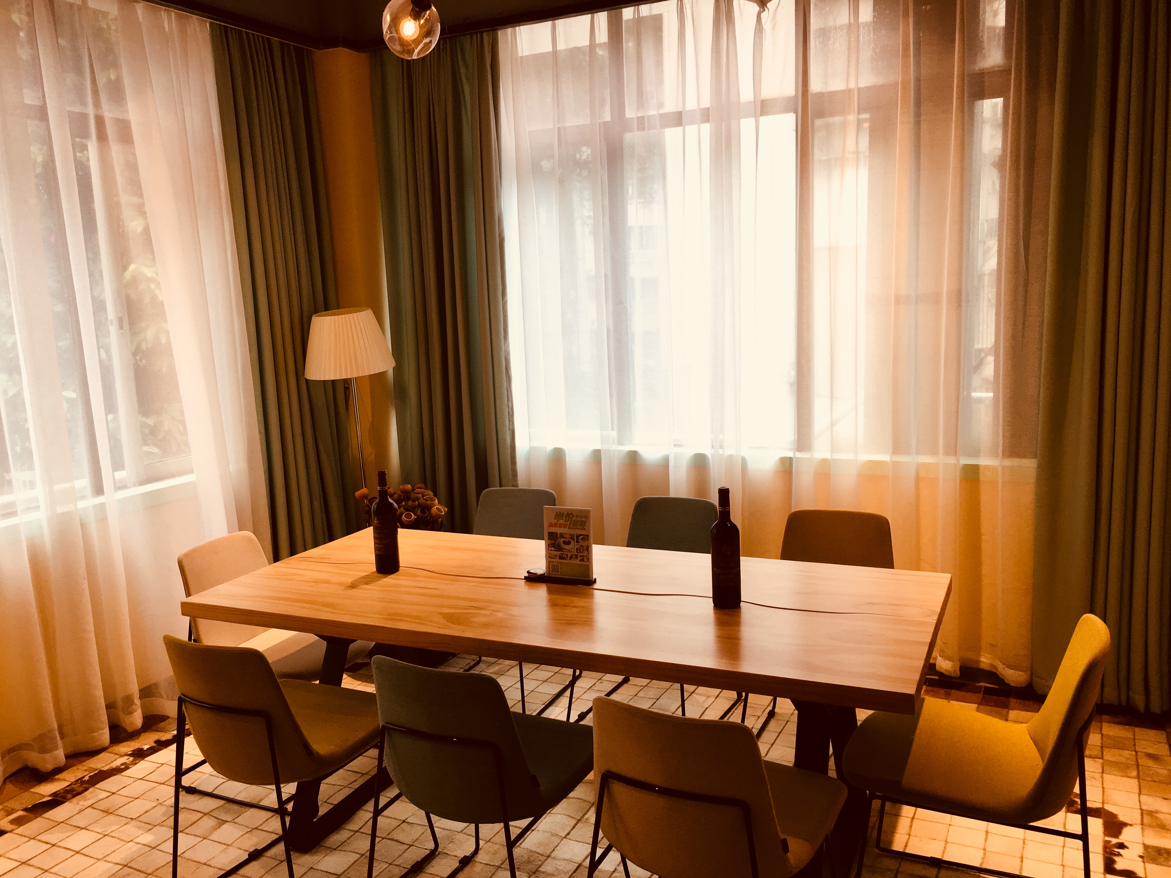 虹彩妹妹西餐厅 商务复古 豪华商务包间